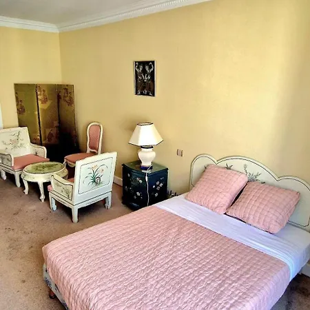 De La Cloche Hotel 2*