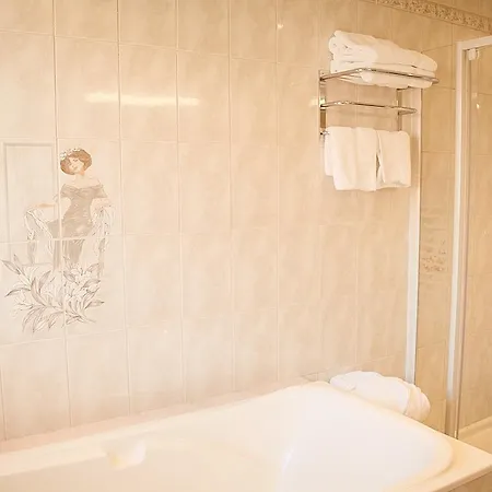 De La Cloche Hotel 2*