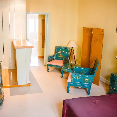 De La Cloche Hotel 2*