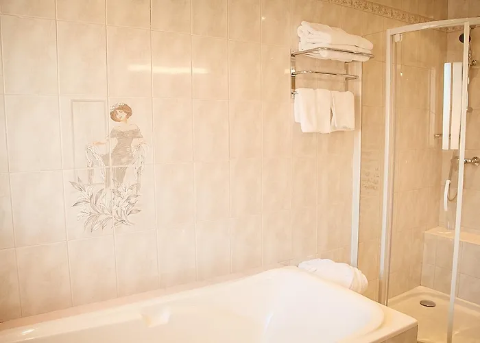 De La Cloche Hotel 2*